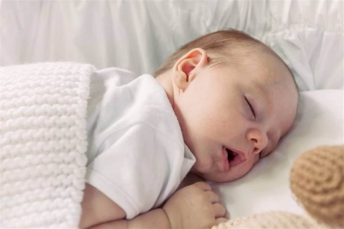 كم عدد ساعات نوم الطفل الرضيع
