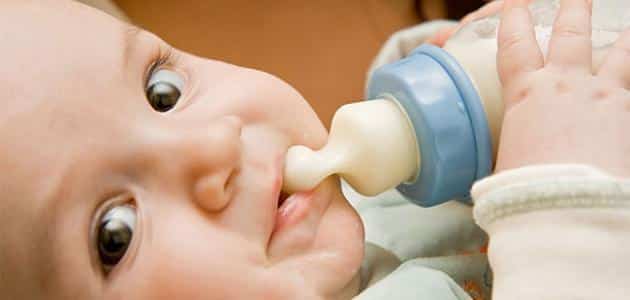 كيف أعود طفلي على الرضاعة الصناعية